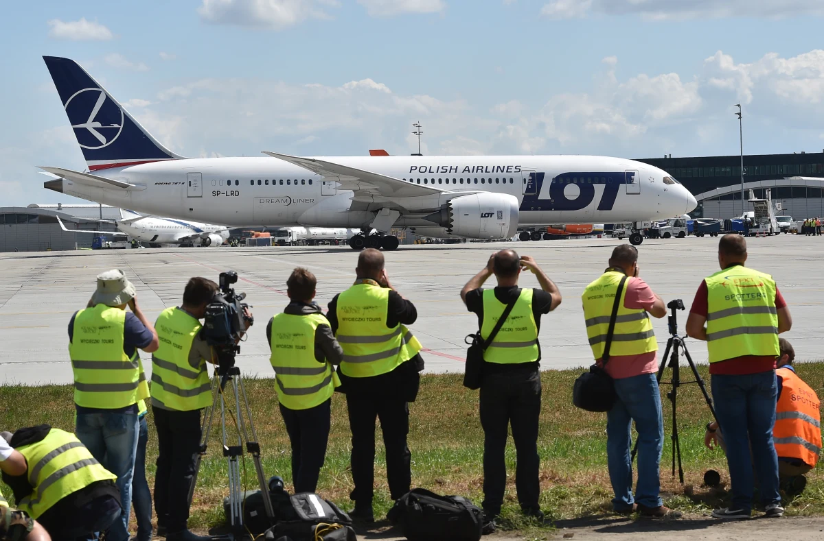 Na Międzynarodowym Porcie Lotniczym Kraków-Balice zainaugurowano bezpośrednie połączenie LOT-u z Krakowa do Chicago. Rejsy będą odbywać się raz w tygodniu. W ten sposób Kraków ponownie zyskał połączenie z USA. Opóźniony samolot z USA przywitał salut wodny.