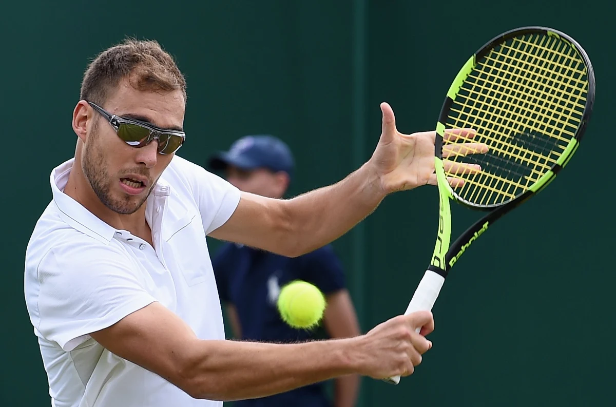 Jerzy Janowicz pokonał w Londynie 18-letniego Kanadyjczyka Denisa Shapovalova 6:4, 3:6, 6:3, 7:6 (7-2) w pierwszej rundzie Wimbledonu. Polski tenisista poprzednio wygrał singlowy mecz otwarcia w Wielkim Szlemie ponad dwa lata temu.