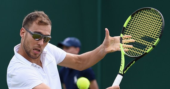 Jerzy Janowicz pokonał w Londynie 18-letniego Kanadyjczyka Denisa Shapovalova 6:4, 3:6, 6:3, 7:6 (7-2) w pierwszej rundzie Wimbledonu. Polski tenisista poprzednio wygrał singlowy mecz otwarcia w Wielkim Szlemie ponad dwa lata temu.