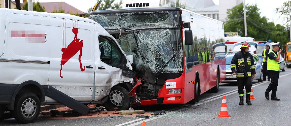 6 osób zostało rannych w zderzeniu autobusu miejskiego i busa w Stalowej Woli. Informację o tym wypadku dostaliśmy na Gorącą Linię RMF FM. 