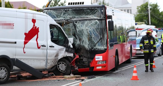 6 osób zostało rannych w zderzeniu autobusu miejskiego i busa w Stalowej Woli. Informację o tym wypadku dostaliśmy na Gorącą Linię RMF FM. 
