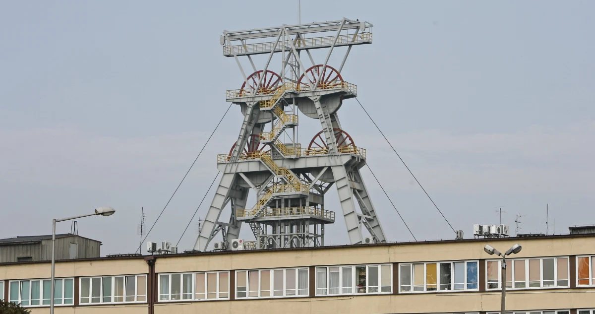 Opanowany został pożar na terenie kopalni Piast w Bieruniu. Ogień pojawił się w kopalnianej łaźni. Konieczna była ewakuacja osób, które pracowały w tym budynku. Dla bezpieczeństwa ewakuowano też górników pracujących pod ziemią.