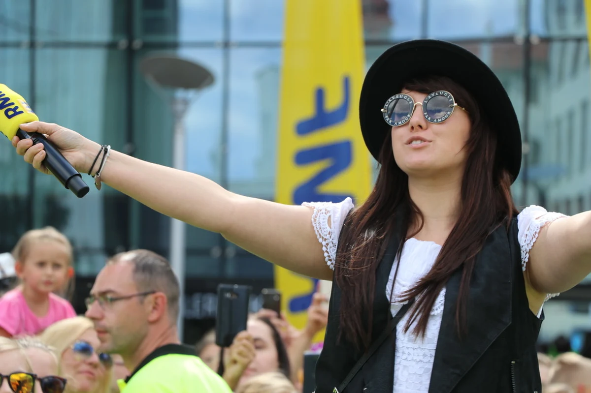 Słoneczny Patrol RMF FM gościł dziś w Katowicach! Od samego rana byliśmy na Placu Szewczyka, gdzie rozdaliśmy ok. 10 tysięcy lodów i przeżyliśmy największe w Polsce karaoke, które specjalnie dla Was poprowadziła Ewa Farna. Wkrótce odwiedzimy kolejne miasto!