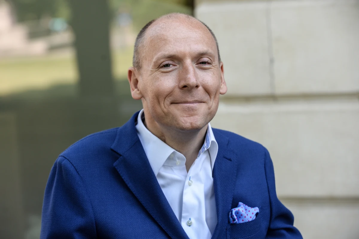 ​"Gdy lekarz mówił mi: ‘Sorry Piotr, ale resztę życia trzeba przejechać na wózku’, to chciałem jak najszybciej z tego świata uciekać" - mówi w rozmowie z RMF FM Piotr Pawłowski, prezes Fundacji Integracja i autor kampanii "Płytka wyobraźnia to kalectwo". Od 35 lat porusza się na wózku. W wywiadzie rozprawia się z określeniami typy "inwalida" czy "kaleka". "To już przeszłość" - ocenia. Jakie wyzwania stoją przed niepełnosprawnymi i co pomogło mu "stanąć na nogi"?