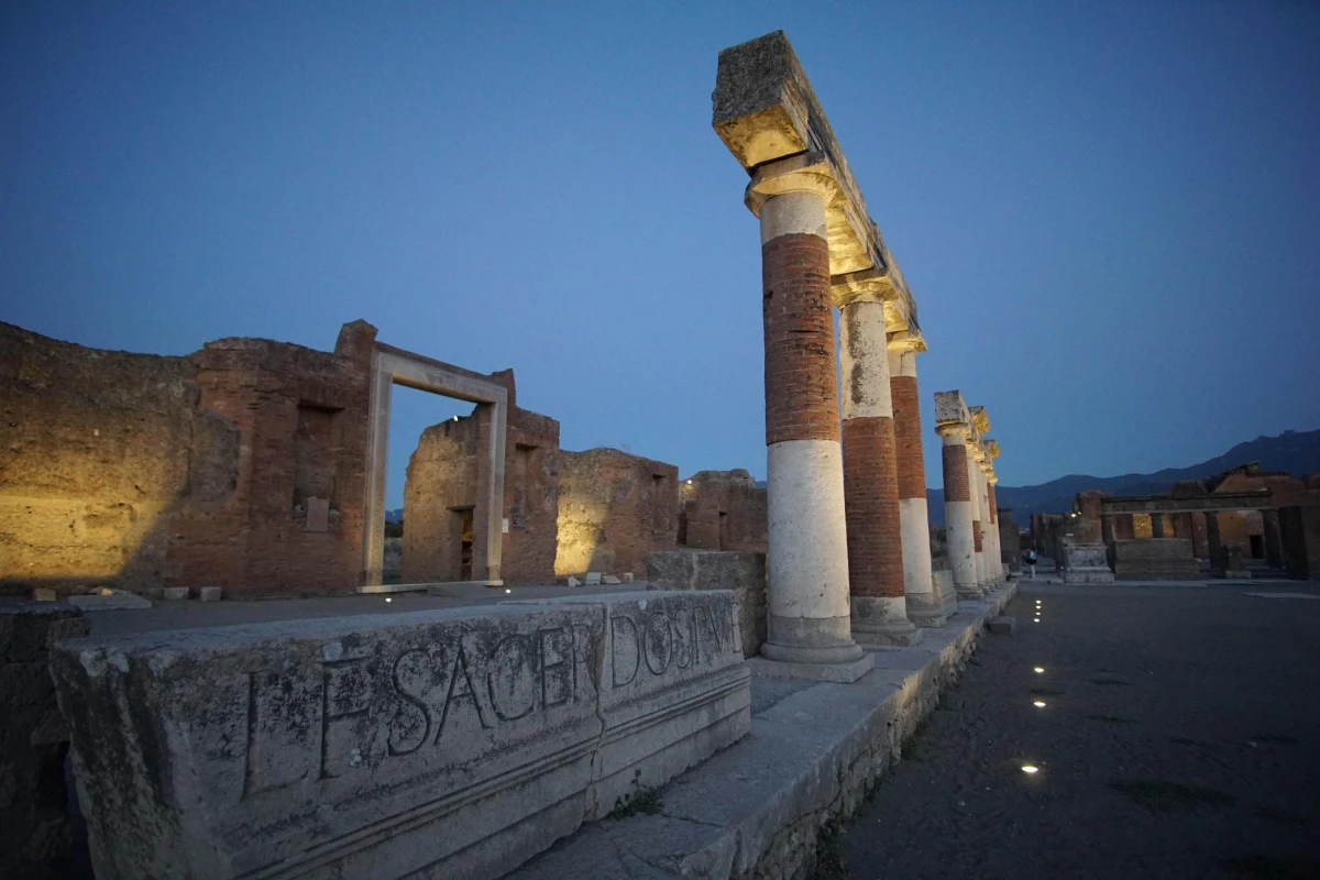 Nocne zwiedzanie sugestywnie oświetlonych Pompejów - to atrakcja przygotowana latem dla turystów na słynnym terenie archeologicznym na południu Włoch. Zakończono tam renowację 64 z 76 miejsc w ramach wielkiego projektu konserwacji zabytków starożytności.