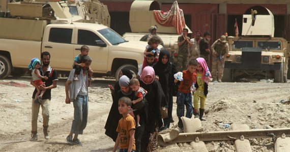 Tylko w ciągu jednego wczorajszego dnia dwie kobiety wysadziły się w powietrze wśród ludzi, którzy w obawie o życie opuszczają Stare Miasto w Mosulu. Agencja AP pisze o nowej taktyce terrorystów z Państwa Islamskiego, którzy wykorzystują do przeprowadzenia zamachów kobiety. To desperacka próba zemsty – pisze AP. Sierżant irackiej armii Ahmed Fadil potwierdza: „Im jesteśmy bliżej zwycięstwa, tym więcej wysyłają zamachowców-samobójców”.