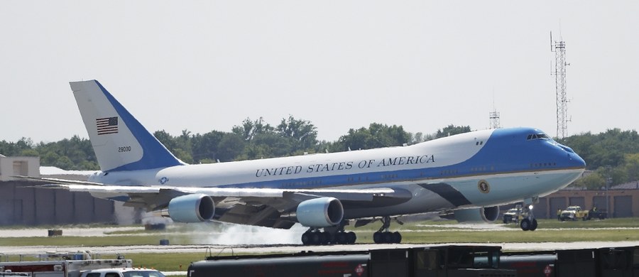 Samolot prezydenta USA Air Force One zostanie zatankowany wyprodukowanym w gdańskiej rafinerii paliwem, które dostarczy spółka Lotos-Air BP - poinformował PAP Krzysztof Kopeć z biura prasowego Lotosu. 