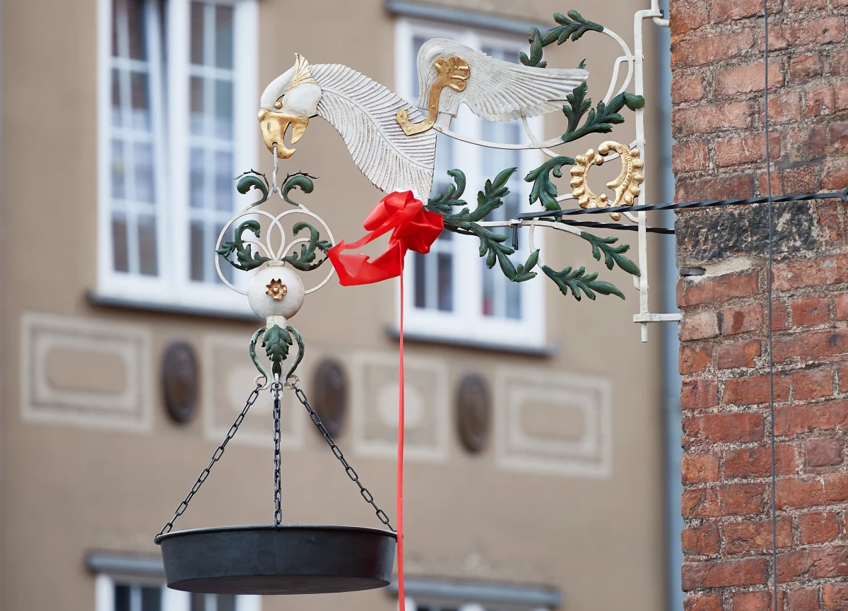 Na fasadzie gdańskiego Ratusza Głównego Miasta zamontowano kopię latarni smolnej. To wierna replika lampy, która od drugiej połowy XVIII w. oświetlała ulicę. Oryginał został zniszczony w 1945 r., zachował się jedynie fragment przechowywany w Muzeum Narodowym.