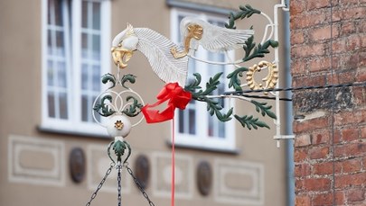 Gdańsk: Na fasadę Ratusza Głównego Miasta powróciła latarnia smolna