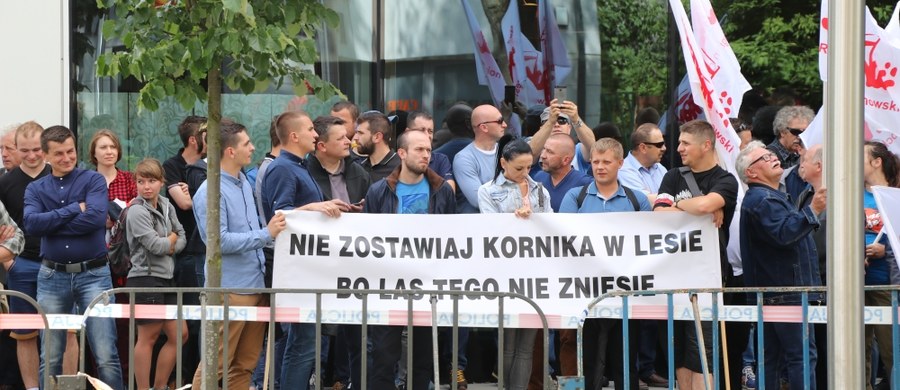 ​Przed Centrum Kongresowym ICE Kraków, w którym obraduje Komitet Światowego Dziedzictwa UNESCO, rozpoczęły się we wtorek dwie demonstracje: obrońców Puszczy Białowieskiej oraz leśników i zwolenników ministra Jana Szyszki. Ekolodzy rozwinęli baner ze zdjęciem drzew wyciętych w puszczy. Leśnicy przyszli natomiast z flagami Solidarności i transparentami, na których napisano m.in. "Nie zostawiaj kornika w lesie, bo las tego nie zniesie", "Szyszko = Równowaga w lesie i przyrodzie".