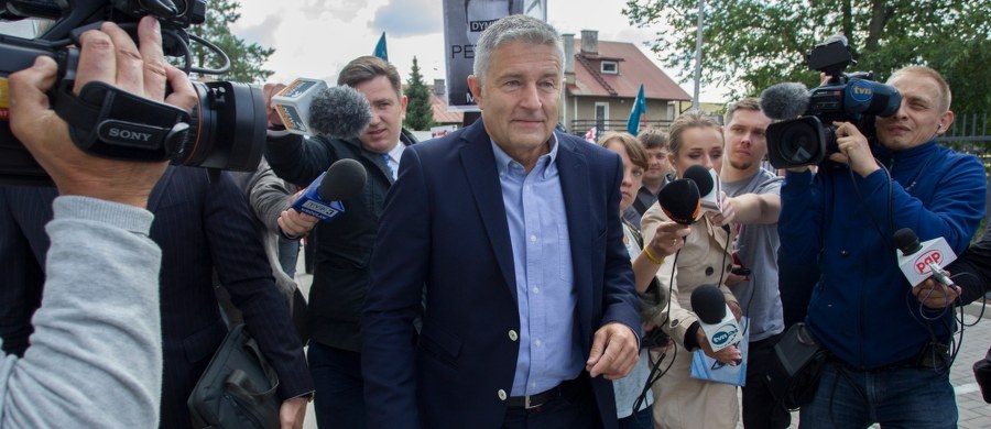 Zarzut przeszkadzania w przebiegu niezakazanego zgromadzenia odczytała policja opozycjoniście z czasów PRL Władysławowi Frasyniukowi. Sprawa dotyczy zajść podczas obchodów miesięcznicy smoleńskiej 10 czerwca na Krakowskim Przedmieściu w Warszawie.