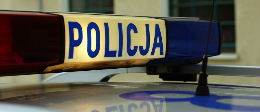 Policja i prokuratura badają okoliczności tragicznego wypadku w Dębnie (woj. wielkopolskie). 10-letni chłopiec zginął po tym, jak przewróciło się na niego plastikowe okno oparte o ogrodzenie. 