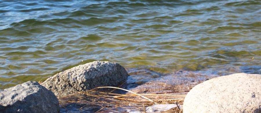 W środę ma zostać wznowiona akcja strażaków na jeziorze Kałębie w powiecie starogardzkim na Pomorzu. 12-letni chłopiec wpadł tam do wody.