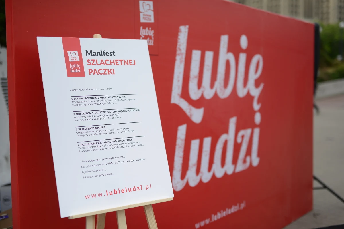 Szlachetna Paczka zawitała do Katowic ze swoją nową kampanią społeczną pod hasłem „Lubię Ludzi”. Wolontariusze zorganizowali happening przy ulicy Mariackiej. Zachęcali mieszkańców do okazywania innym życzliwości. 