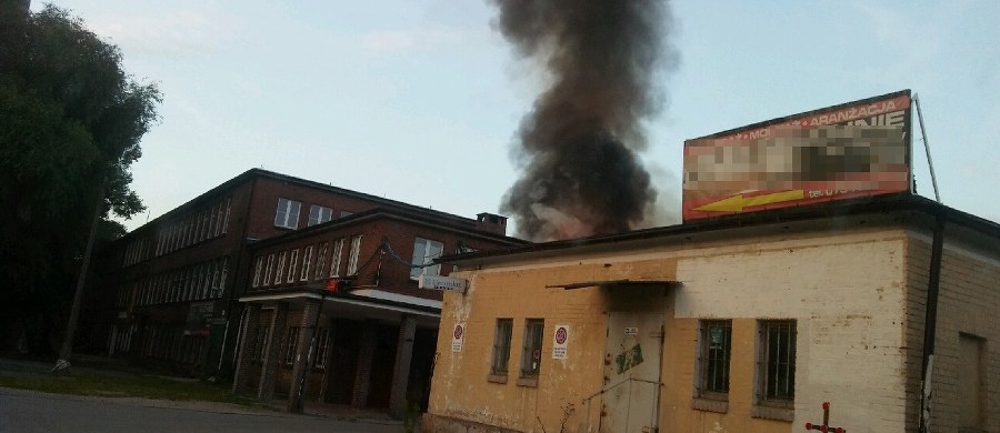 Palił się jeden z budynków Celwiskozy w Jeleniej Górze. W hali mieściła się stolarnia oraz warsztat samochodowy. Jak poinformowała nas straż pożarna, częściowo zapadł się tam dach. Informację o wybuchu ognia dostaliśmy na Gorącą Linię RMF FM.