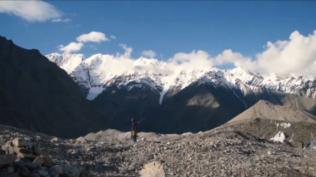 Dwie polskie wyprawy, które będą atakować K2, jeden z najtrudniejszych ośmiotysięczników, założyły obóz pierwszy na wysokości 6000 m. Z wierzchołka (8611 m) zamierza zjechać na nartach Andrzej Bargiel.