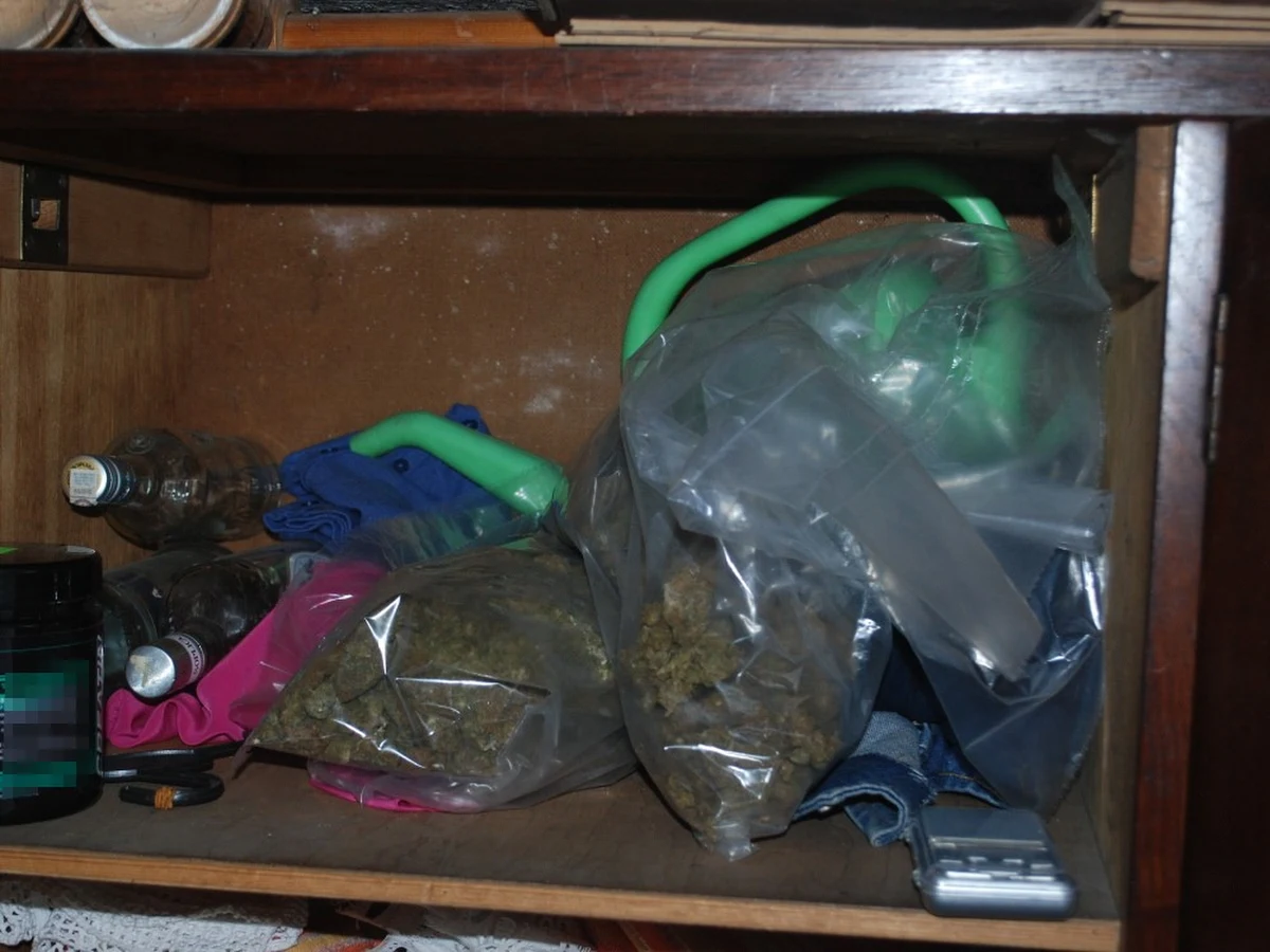 107 kilogramów marihuany o wartości 3,2 mln złotych miał w budynku gospodarczym 34-letni Jakub J. ps. Ramirez zatrzymany w Bardzie Śląskim przez policjantów wrocławskiego CBŚP przy udziale dolnośląskiego USC. Jak ustalili funkcjonariusze, mężczyzna był „magazynierem” grupy przestępczej, trudniącej się obrotem narkotykami na wielką skalę. "Ramirez" po przedstawieniu zarzutów w Prokuraturze Rejonowej w Ząbkowicach Śląskich, decyzją sądu trafił do aresztu na 3 miesiące. 