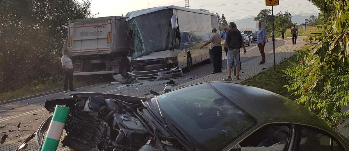 Do czołowego zderzenia ciężarówki i autobusu oraz samochodu osobowego doszło na drodze wojewódzkiej 977 w Piotrkowicach koło Tarnowa w Małopolsce. W wyniku wypadku ranne zostały trzy osoby. Trafiły do szpitala. Informacje o zdarzeniu dostaliśmy na Gorącą Linię RMF FM.