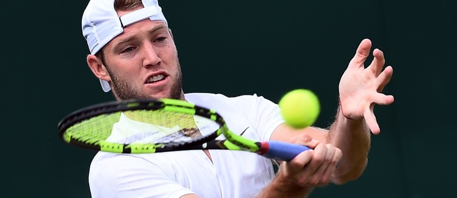 Jack Sock za pośrednictwem Twittera poszukuje chłopca, który złapał ręcznik rzucony przez Amerykanina po meczu pierwszej rundy wielkoszlemowego Wimbledonu. Młodemu fanowi tenisa wyrwał pamiątkę siedzący przed nim przy korcie starszy mężczyzna.