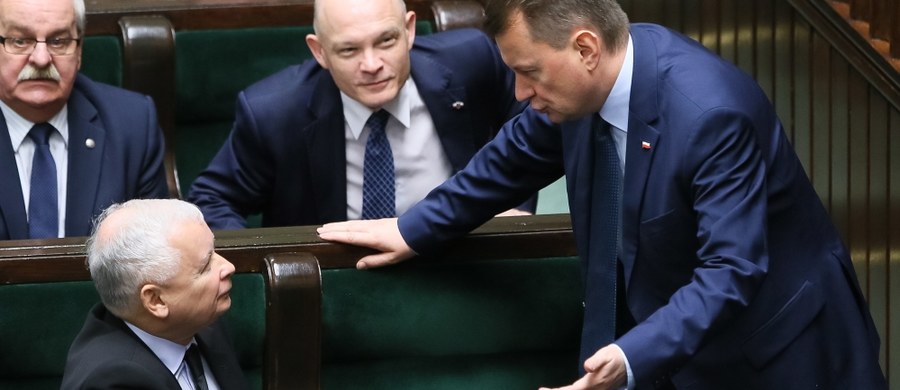 Sejm odrzucił wniosek opozycji o wotum nieufności dla Mariusza Błaszczaka. Platforma Obywatelska i PSL chciały jego odwołania za sprawę śmierci Igora Stachowiaka na komendzie policji we Wrocławiu. Przed głosowaniem w Sejmie doszło do ostrej debaty. "Pan ma krew na rękach" - mówił lider PO Grzegorz Schetyna. "To jeden z najlepszych ministrów tego rządu, to człowiek, który rzeczywiście pracuje dla Polski" - bronił Błaszczaka prezes PiS Jarosław Kaczyński. 