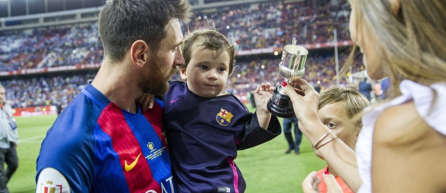 Napastnik zespołu hiszpańskiej ekstraklasy piłkarskiej Barcelony Argentyńczyk Lionel Messi zgodził się przedłużyć kontrakt do 30 czerwca 2021 roku - poinformował oficjalnie klub. Pięciokrotny laureat "Złotej Piłki" występuje na boiskach w Hiszpanii od prawie dwóch dekad, jest wychowankiem akademii piłkarskiej Barcelony, w której rozpoczął szkolenie w 2001 roku w wieku 13 lat. Nowa umowa zostanie podpisana w najbliższych tygodniach, dokładnego terminu nie podano.