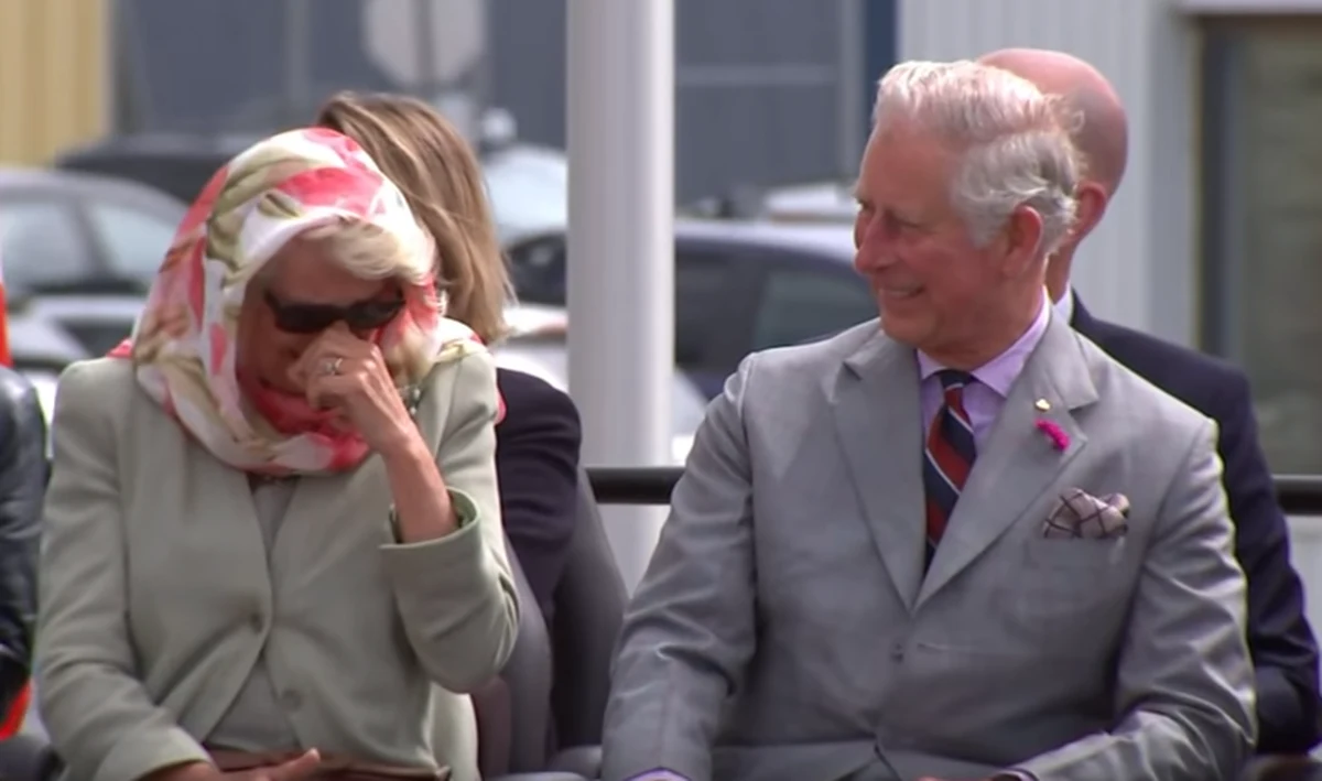 Książę Karol wraz z małżonką Camillą podczas wizyty Kanadzie wzięli udział w pokazie inuickiego śpiewu gardłowego. Koncert odbył się w Igaluit, mieście leżącym pod kołem biegunowym. Opublikowane właśnie zdjęcia z 29 czerwca pokazują, jak książęca para nie może powstrzymać się i wybucha niekontrolowanym śmiechem słuchając wykonania tradycyjnego śpiewu.