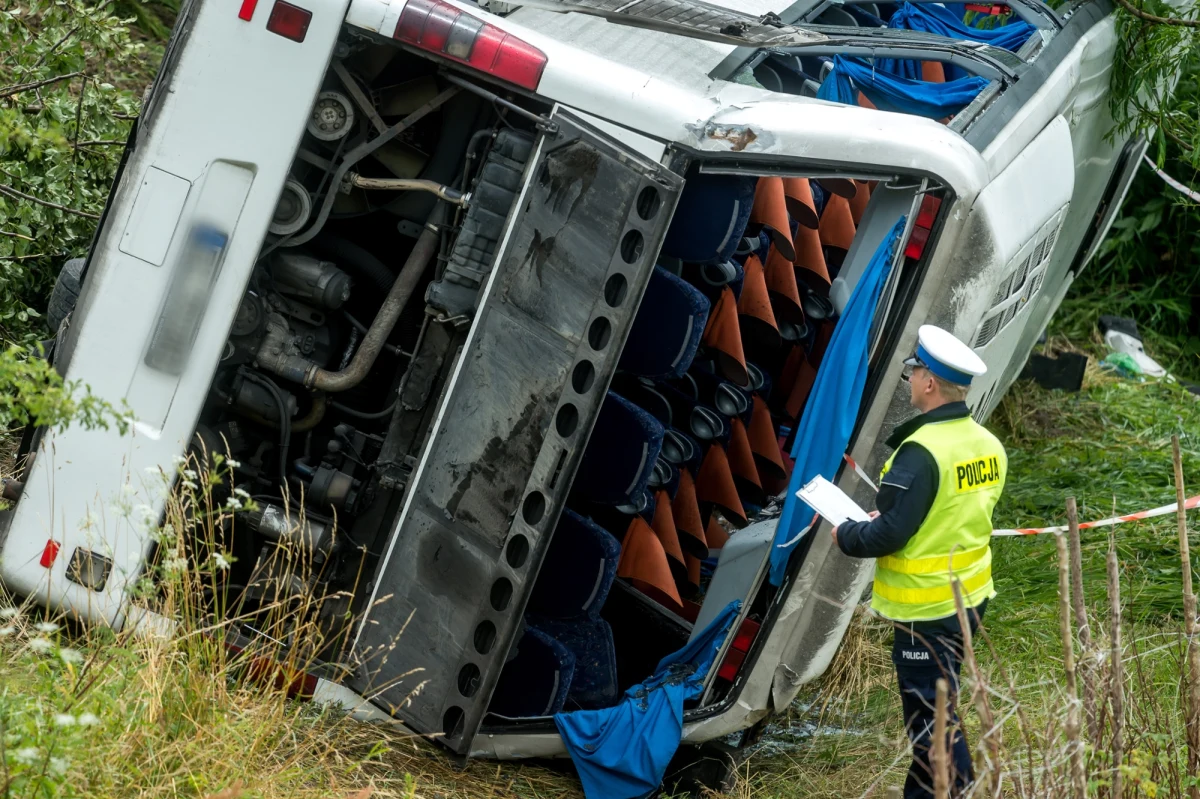 Na skrzyżowaniu drogi krajowej nr 91 z drogą powiatową wiodącą do Głogówka Królewskiego (w powiecie świeckim w woj. kujawsko-pomorskim) doszło do zderzenia busa dostawczego z autobusem PKS kursującym na trasie Łódź-Gdańsk. Droga krajowa numer 91 przez kilka godzin była zablokowana. Rannych zostało 16 osób.