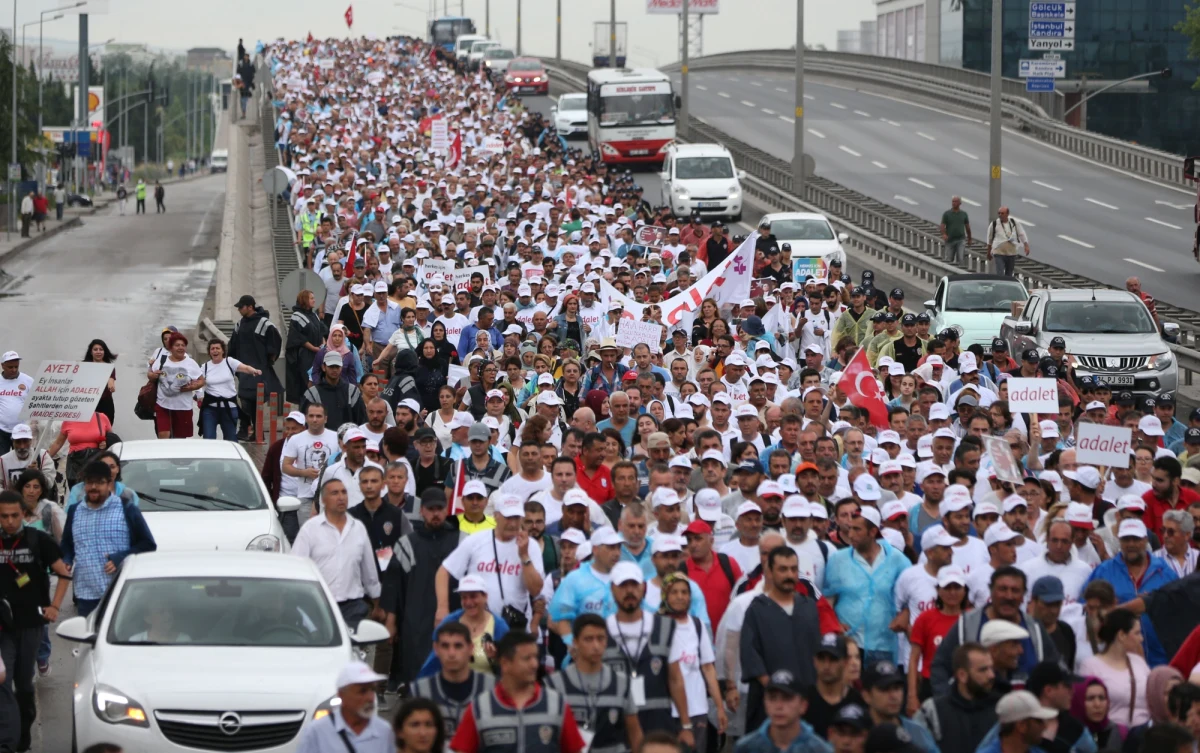 ​Turecka policja zatrzymała sześciu dżihadystów z Państwa Islamskiego planujących atak terrorystyczny na uczestników trwającego trzeci tydzień marszu, zorganizowanego przez szefa głównej partii opozycyjnej - poinformowano na stronie gazety "Hurriyet".