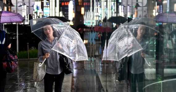 400 tys. ludzi zostało ewakuowanych ze swoich mieszkań na japońskiej wyspie Kiusiu z powodu zagrożenia powodziowego - podała państwowa telewizja NHK. Ulewne deszcze nawiedziły południe kraju, powodując podtopienia oraz osuwiska.