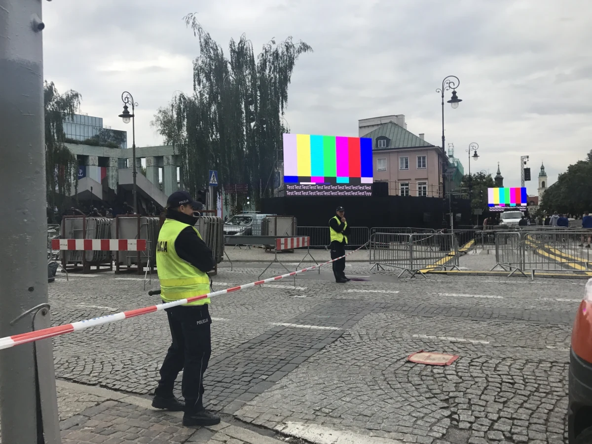 ​Na placu Krasińskich w Warszawie, gdzie w czwartek swoje przemówienie wygłosi Donald Trump, w środowy wieczór pracuje ponad 20 osób. Na wysokich rusztowaniach stoją już trzy telebimy, na których wyświetlane będzie przemówienie. Okolice placu są odgrodzone, zarówno metalowymi barierkami, jak i biało-czerwoną taśmą. Dookoła krąży wielu zdezorientowanych kierowców, którzy chcą - ale nie mogą - wjechać w ulice Miodową i Długą.