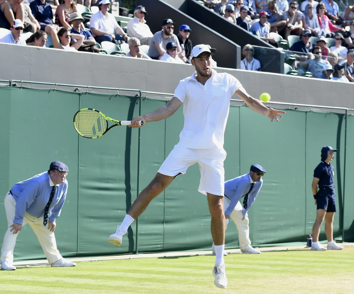 Jerzy Janowicz pokonał rozstawionego z numerem 14 Francuza Lucasa Pouille'a 7:6 (7-4), 7:6 (7-5), 3:6, 6:1 w drugiej rundzie tenisowego turnieju wielkoszlemowego w Wimbledonie. Mecz trwał dwie godziny i 48 minut.