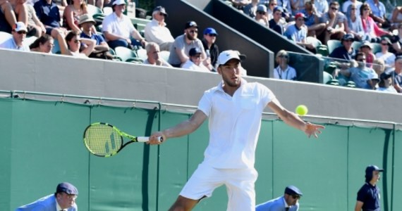 Jerzy Janowicz pokonał rozstawionego z numerem 14 Francuza Lucasa Pouille'a 7:6 (7-4), 7:6 (7-5), 3:6, 6:1 w drugiej rundzie tenisowego turnieju wielkoszlemowego w Wimbledonie. Mecz trwał dwie godziny i 48 minut.