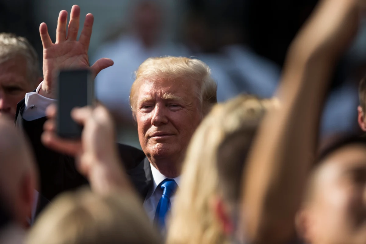 Znany amerykański aktor, scenarzysta i reżyser filmów dokumentalnych Michael Moore zrealizuje film o nowym prezydencie USA Donaldzie Trumpie. Dokument będzie nosił tytuł "Fahrenheit 11.9" dla upamiętnienia daty zwycięstwa Trumpa w wyborach prezydenckich.