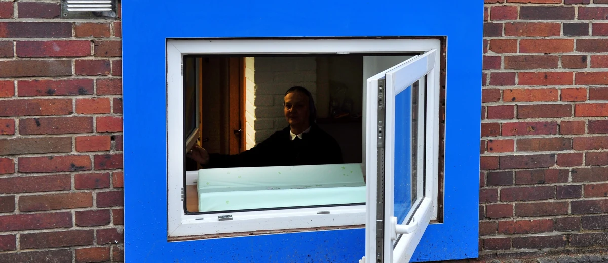 Dwudniowa dziewczynka trafiła w środę w późnych godzinach wieczornych do „Okna życia” przy Klasztorze Sióstr Nazaretanek w Ostrzeszowie. "Dziewczynka jest bardzo ładna i zdrowa" - mówi dr Anna Mostek z ostrzeszowskiego szpitala.