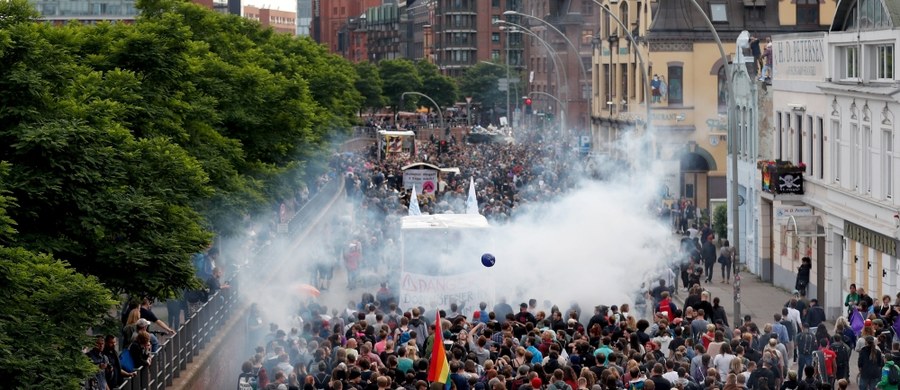 Hamburg, na północy Niemiec, zaczyna przypominać twierdzę. W związku z piątkowo-sobotnim szczytem G20 wprowadzono tam drastyczne środki bezpieczeństwa w obawie przed atakiem terrorystycznym, jak i aktami przemocy ze strony przeciwników szczytu - pisze AFP.