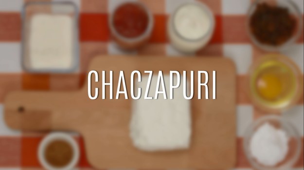 Chaczapuri to coraz bardziej popularne w Polsce danie, które przywędrowało do nas z Gruzji, w której jest tradycyjnym daniem. To zapiekany placek z serem, podawany najczęściej z sosem i dodatkami. Charakterystyczny kształt, bogactwo smaku i gwarantowane uczucie sytości - to wszystko zapewnia chaczapuri, które można przygotować również samodzielnie w domu! Poznajcie nasz przepis, jak zrobić chaczapuri w domu!