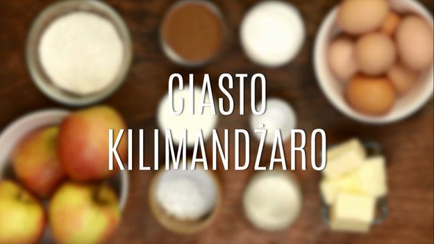 Ciasto "Kilimandżaro" to przepyszny sposób na domowe wypieki, które przyrządza się szybko i niewielkim kosztem. Delikatne, lekko wilgotne kakaowe ciasto, przełożone wyborną masą z jabłkami, a wszystko polane wyborną czekoladą - takie ciasto zachwyci każdego! Pieczenie tego ciasta to zadanie, z którym poradzi sobie każdy - wystarczy parę chwil, by cieszyć się przepysznym smakiem tego deseru! Zobaczcie, jak prosto zrobić ciasto "Kilimandżaro".