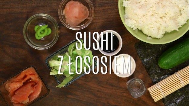 Sushi to coraz popularniejsza przekąska, która zachwyciła cały świat! Delikatny, odpowiednio przyrządzony ryż, dodatek pysznego mięsa z ryby, a przede wszystkim sos, który podkręca znakomity smak całości! Sushi w restauracjach potrafi kosztować fortunę, a można przecież przyrządzić je samodzielnie w domu! Zobaczcie, jak szybko zrobić sushi w domu - to naprawdę proste!