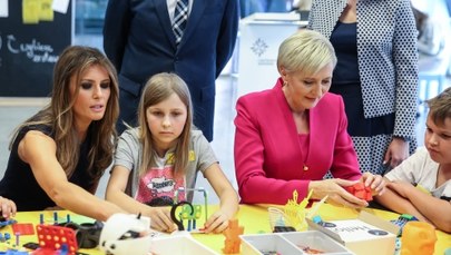 Pierwsza Dama USA "zagrała" na cebuli. Melania Trump i Agata Duda w "Koperniku"