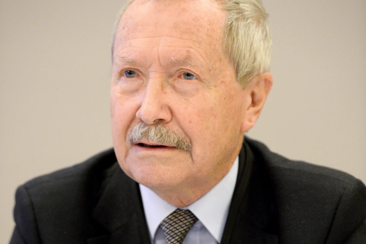 "Nie jestem zadowolony z przemówienia Trumpa" - zrecenzował w RMF24.pl mowę amerykańskiej głowy państwa na Placu Krasińskich Janusz Onyszkiewicz. Były minister obrony chwalił prezydenta USA za słowa o Artykule 5. Traktatu Północnoatlantyckiego, jednak zwracał uwagę na brak konkretnych gwarancji. "Nie ma nie tylko bardzo mocnego podkreślenia, że nie chodzi tylko o Artykuł 5., ale chodzi też o to, że Amerykanie będą twardo bronili razem z nami naszej wolności na wypadek ataku z zewnątrz" - krytykował. Jak dodawał, "Rosja została dosyć marginalnie potraktowana i główny nacisk był jednak na zagrożenie terroryzmem i ISIS". "W szczególności także brakowało mi potwierdzenia rozmieszczenia wojsk amerykańskich w Polsce, które to wymaga odpowiedniego budżetu budżetowego" - zaznaczył.