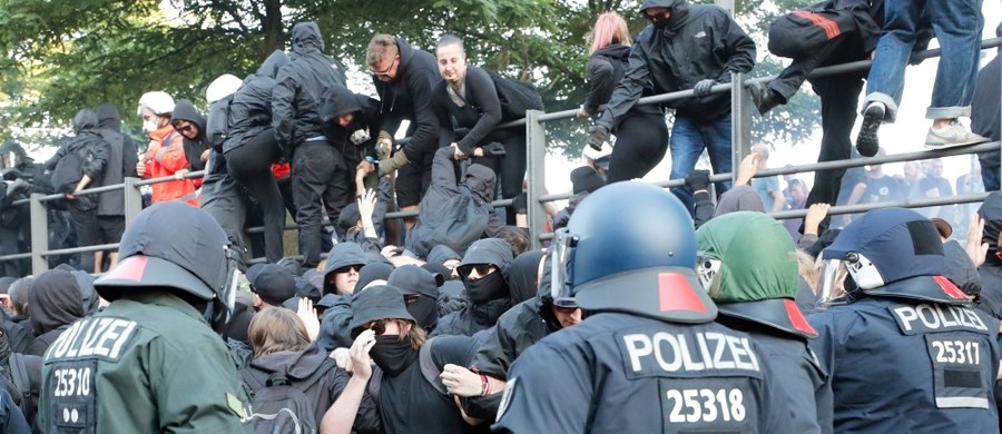 Niemiecka policja starła się w czwartek wieczorem z demonstrantami na ulicach Hamburga, gdzie w piątek rozpocznie się szczyt G20. Funkcjonariusze użyli armatek wodnych po tym, jak w ich stronę poleciały race dymne.