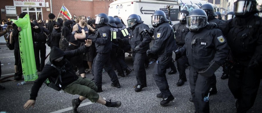W Hamburgu trwają starcia policji z demonstrantami chcącymi przedostać się w pobliże Centrum Targowego, gdzie trwa szczyt G20. Antyglobaliści uniemożliwili żonie prezydenta USA Donalda Trumpa, Melanii, udział w programie wizyty. Liczba rannych policjantów wzrosła do 160.