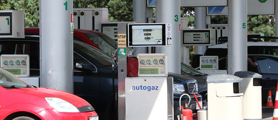 Uwaga kierowcy! Będzie nowy podatek za tankowanie samochodów. Jesienią wprowadzona zostanie Opłata Drogowa. Paliwa na stacjach mają przez to podrożeć średnio o 25 groszy za litr.