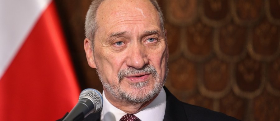 Minister obrony narodowej Antoni Macierewicz powiedział w = TVP1, że podczas rozmów z prezydentem USA Donaldem Trumpem poruszył kwestię katastrofy smoleńskiej. Nie chciał mówić, czego konkretnie dotyczyła rozmowa.