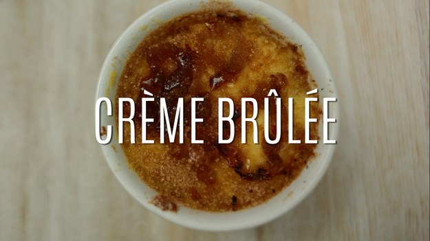 Przepis na crème brûlée pochodzi prawdopodobnie z Francji i liczy sobie już ponad trzysta lat! To znakomity deser, którego nazwę da się dosłownie przetłumaczyć jako "przypalona śmietanka" - i istotnie, to zapiekana masa ze śmietanki, żółtek i cukru, a całość zakończona przepyszną skorupką - karmelizowanym cukrem. Nie trzeba jednak jechać do Francji czy wybierać się do restauracji, by cieszyć się smakiem wybornego crème brûlée - dzięki naszemu poradnikowi dowiecie się, jak w parę chwil zrobić ten przepyszny deser samodzielnie w domu!
