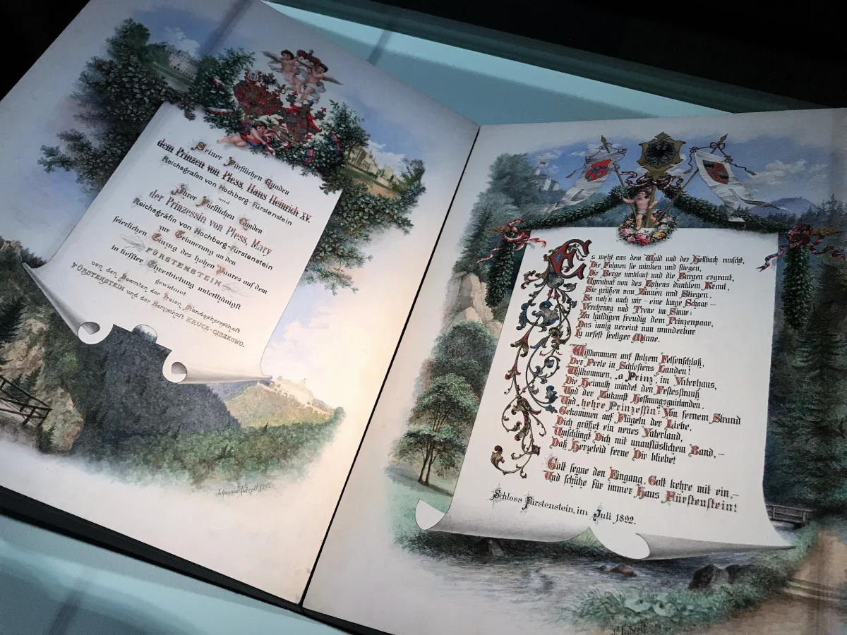 Odnaleziono najstarszy dokument związany z pobytem księżnej Daisy von Pless na Zamku Książ w Wałbrzychu. Przez lata uznawany był za zaginiony. Dziś wrócił na swoje miejsce. Tak zwany adres, czyli dyplom, którym okoliczni mieszkańcy powitali księżnę i jej męża, do zamku przekazało Muzeum Narodowe we Wrocławiu.