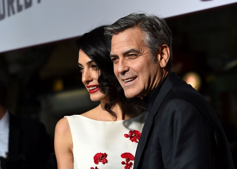 Gwiazdor Hollywood George Clooney z żoną Amal Alamuddin przylecieli ze swymi dziećmi, urodzonymi przed miesiącem bliźniętami, na urlop nad jezioro Como we Włoszech, gdzie aktor ma dom. Niemowlęta mają za sobą pierwszą podróż prywatnym samolotem.
