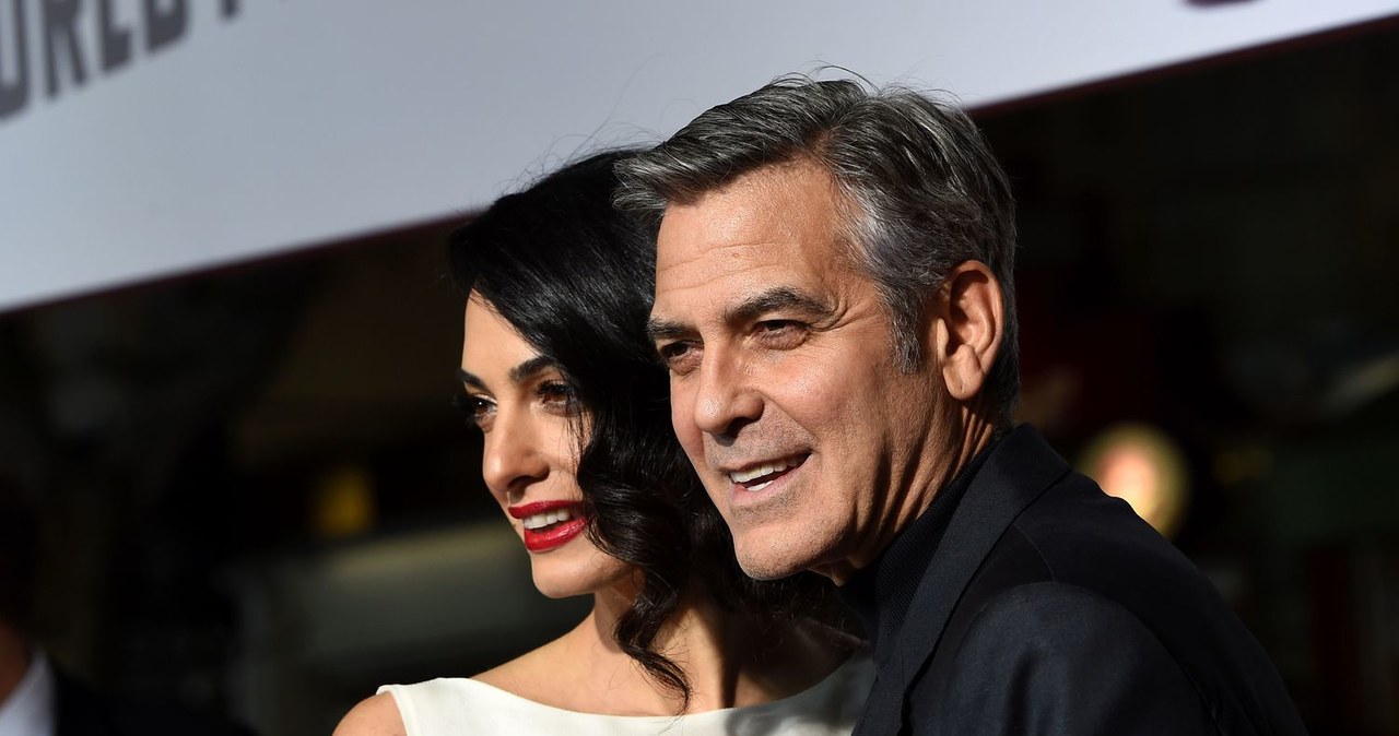 Gwiazdor Hollywood George Clooney z żoną Amal Alamuddin przylecieli ze swymi dziećmi, urodzonymi przed miesiącem bliźniętami, na urlop nad jezioro Como we Włoszech, gdzie aktor ma dom. Niemowlęta mają za sobą pierwszą podróż prywatnym samolotem.