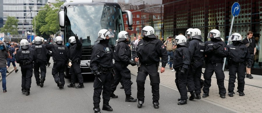 Szef policji w Hamburgu Ralf Meyer poinformował, że sytuacja w mieście "trochę się uspokoiła". Zastrzegł jednocześnie, że wieczorem władze spodziewają się kolejnej fali protestów. W mieście obraduje szczyt G20.
