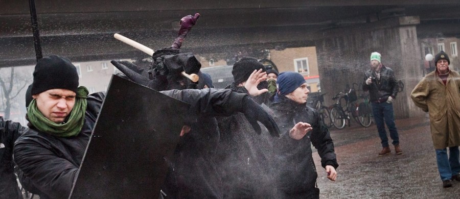 Trzech szwedzkich neonazistów skazał w piątek sąd w Goeteborgu w Szwecji na kary więzienia za przeprowadzenie dwóch zamachów bombowych i próbę ataku na ośrodek dla migrantów, w którym jedna osoba została poważnie ranna.